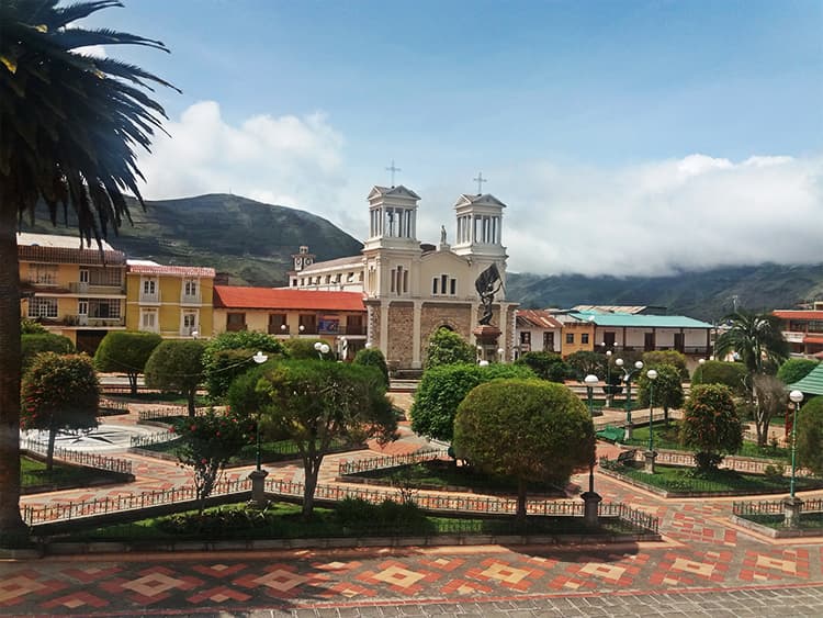 The train ride to the Nose Devil's is one of the most exciting adventures travelers should experience. The adventure begins in Alausi, a traditional, typical village in the Ecuadorian Andes 