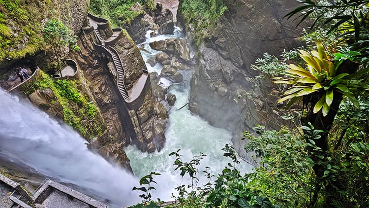 Pailon Del Diablo in Baños