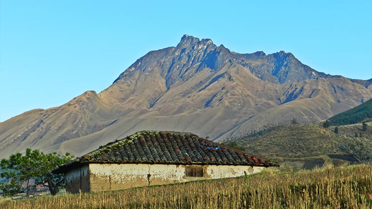 The Imbabura volcano is a good option to acclimatize before climbing Cotopaxi