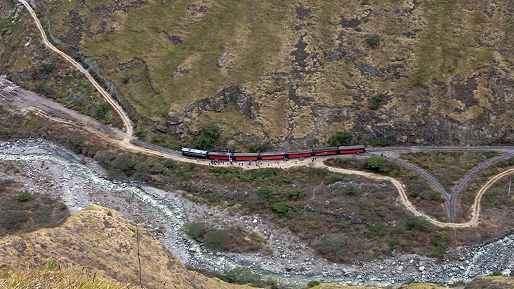 Devil's Nose train in Alausi view