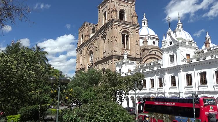 Discover Cuenca doing the best panoramic tour by bus.